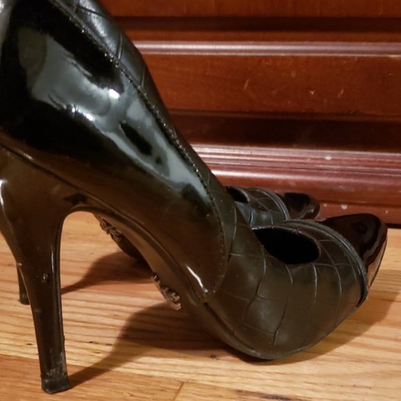 Black Vera Wang Pumps - Picture 6 of 6